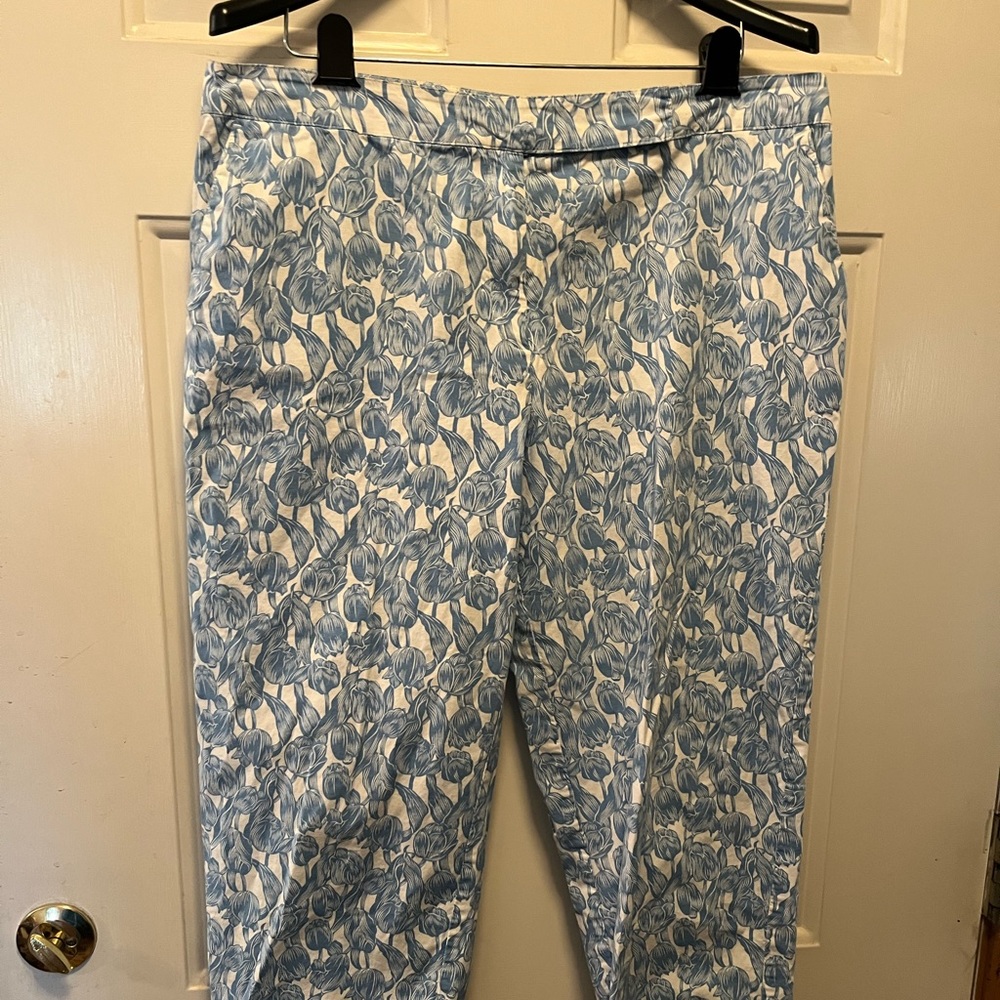 Izod 16P blue floral capri pants